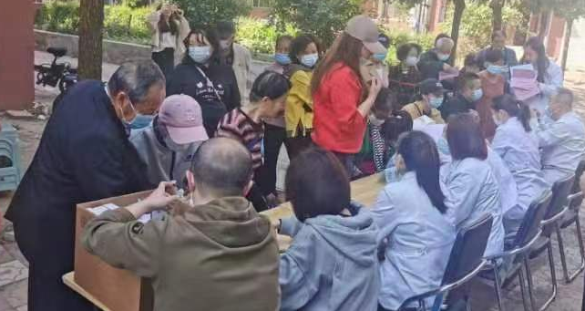 银州区红旗街道首山社区文明实践站开展“健康义诊进社区 爱心服务暖人心”主题活动